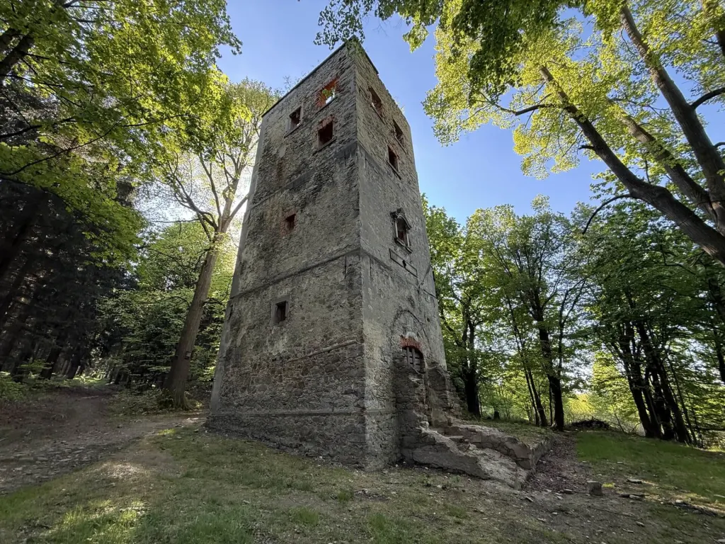 Wieża Mon Plaisir sfotografowana od dołu wiosną, ceglane obramienia okien i nisza w elewacji